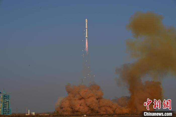 4月7日7时47分，我国在酒泉卫星发射中心成功发射了一颗1米C-SAR业务卫星。（摄影：汪江波）