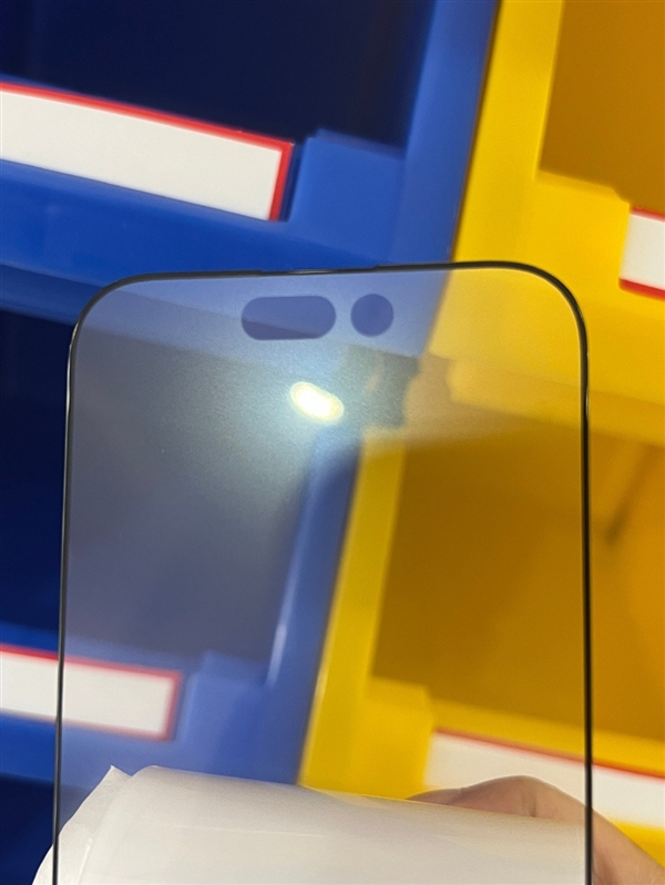 配件商晒iPhone 14 Pro贴膜：感叹号挖孔“壮硕”无比