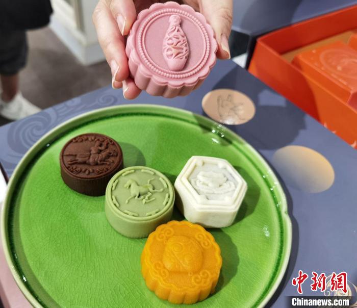 8月下旬，甘肃省博物馆推出中秋文创月饼全新亮相。　冯志军 摄