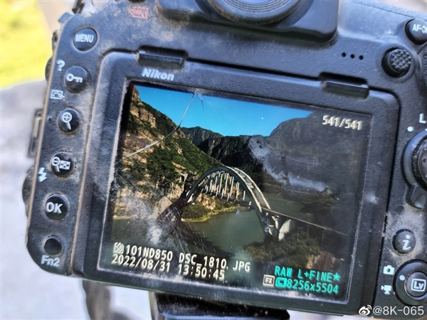 真军工品质 尼康相机掉下山崖：镜头完好 能正常开机使用