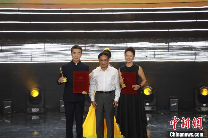 图为演员董勇(右二)、岳红(左二)斩获最佳男女演员。彭文昌 摄