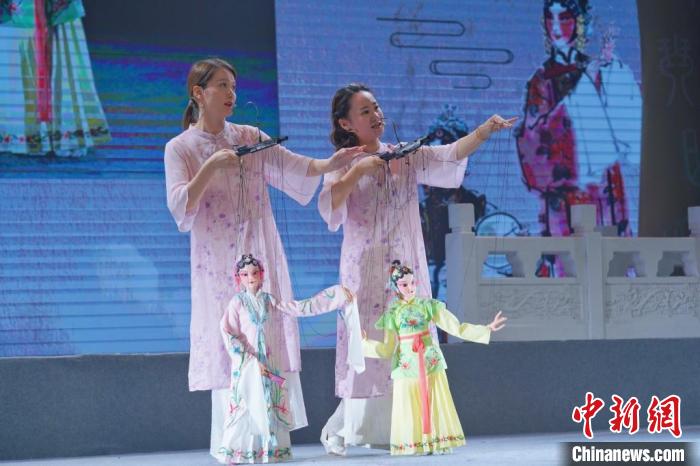 吴江洪福木偶昆剧团带来了木偶昆曲表演。巴城镇党群工作局供图