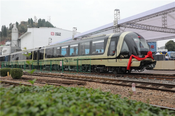 中国“爬山”火车来了 自主创新研发 最高爬20层楼高度：靠北斗等自动驾驶