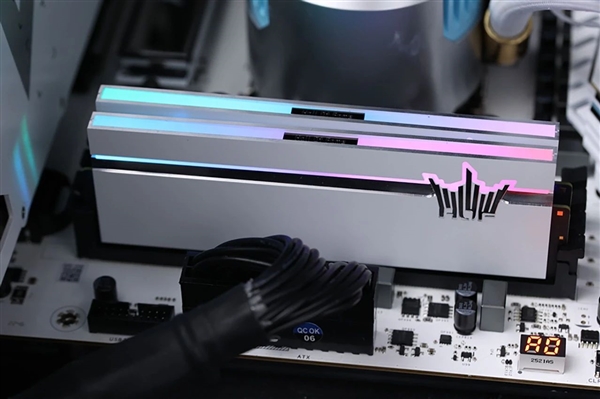 影驰发布全球第三款8GHz DDR5内存：如此灯效 绝了
