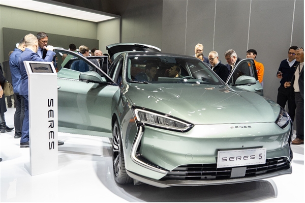 用上半固态电池！赛力斯发布海外新车型SERES 5：订单超2万
