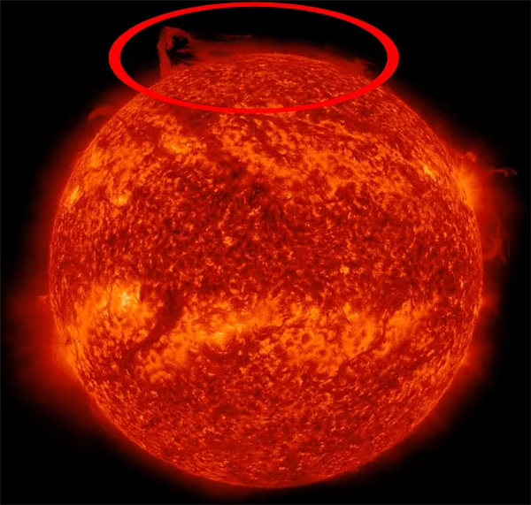 NASA拍到太阳北极一块断裂脱落：前所未有 科学家都懵了
