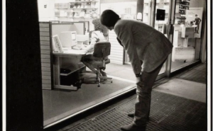 纪念乔布斯 68 岁冥诞，Steve Jobs Archive 分享 1984 年旧照：乔布斯弯身观察 Macintosh 使用情况