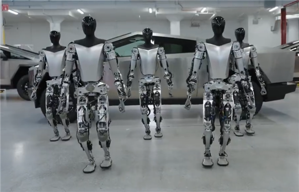 马斯克秀肌肉！特斯拉擎天柱机器人最新演示：AI大提升、行走更自然