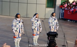 神舟十六号载人飞船乘组举行出征仪式，准备迎接太空挑战！