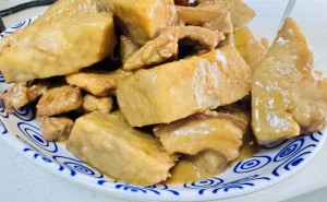 家常美食满足孩子心愿，肉烧芋头软烂入味，真香！