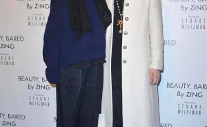 55岁王菲时尚不减！蓝毛衣黑裤简约高级，与男友人亲密拥抱状态佳