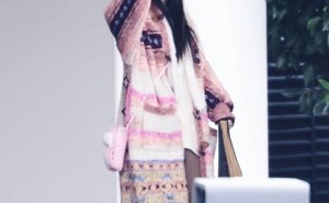 杨幂彩色针织开衫新造型，卡其裤配短靴，少女感爆棚！