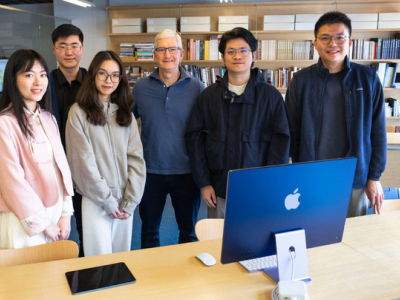 苹果CEO库克亲临上海 与学生共探编程魅力