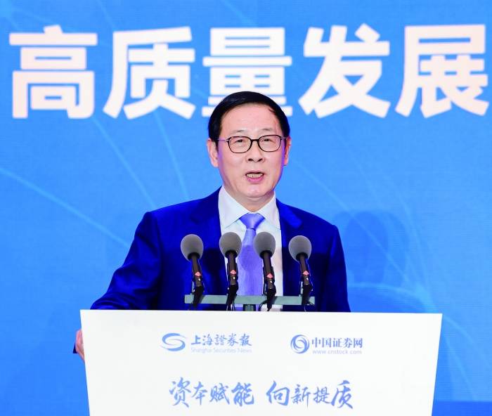 薛敏在大会上发表演讲