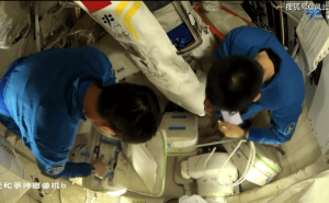 太空生活大揭秘：神舟十九号航天员的元旦日常与智能管家新体验