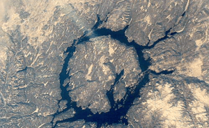 地球陨石坑：小行星撞击的印记与未解之谜
