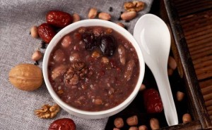 腊八节习俗探秘：为何喝粥？腊八粥必备食材与熬煮小窍门