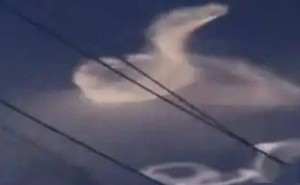 银川夜空不明飞行物蜿蜒轨迹引发热议，真相究竟为何？