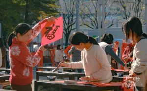 潮州市小书法家挥毫泼墨，新春送福暖人心