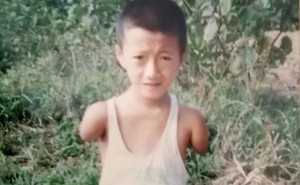 无手无脚“筷子哥”，游戏直播年赚百万，娶妻生子书写励志人生