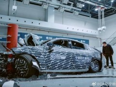 宁德时代磐石底盘120km/h柱碰测试：A柱完好无损，安全性能再升级！