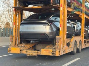 焕新特斯拉Model Y订单火爆，高速偶遇展车发运中