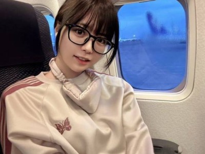 东云海写真新释出，甜美邻家姐姐展现生活热爱与自信风采