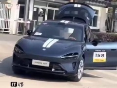 小米YU7实车细节抢先看，隐藏式门把手成亮点