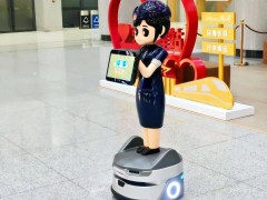 西安火车站迎来AI客运员“小铁”，人形机器人独家上岗服务