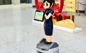 西安火车站迎来AI客运员“小铁”，人形机器人独家上岗服务