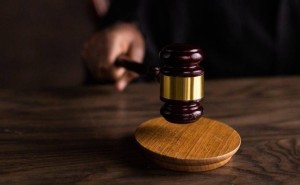 网购电脑货不对板，法院判商家退一赔三，央视曝光虚假宣传案