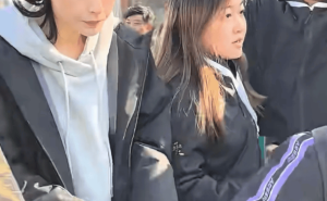 蒋欣瘦身成功后大胆尝新！上半身棉服裹紧，下半身白裙露小腿，新时尚？
