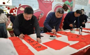 郑州机场小年迎新春：书法名家现场挥毫，与旅客共庆团圆时刻