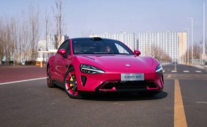 小米SU7大捷！雷军宣布总交付破15万，12月销量赶超特斯拉Model 3