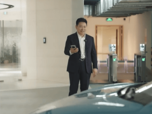 华为余承东演示：智界S7自动泊车代驾，未来出行新体验！