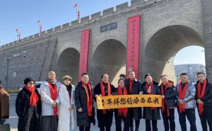 西安城墙尚俭门迎新春，石朝晖书法墨宝添彩蛇年庆典