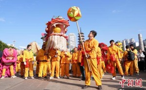 （新春见闻）广东南雄：九十九节龙非遗巡游舞动春节
