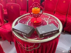 小米SU7车模春晚亮相成焦点，碳纤维后视镜版卖断货！