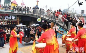 重庆涪陵美心红酒小镇：新春民俗大巡游，龙蛇齐舞共贺岁！