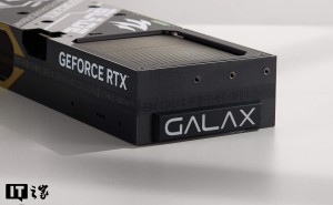 影驰RTX 5080魔刃显卡实拍：全新刃系列，ARGB LOGO灯可自由拆装