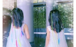 张杰谢娜双胞胎女儿庆生，香港迪士尼游玩画面温馨，称女儿们为小天使