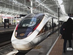 全國鐵路返程高峰來襲，雨雪天氣中加開列車保障旅客順利回家