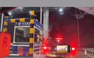 奔驰SUV高速免费“冲刺”失败，超时1分钟拒缴费引拥堵