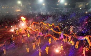 宾阳炮龙节：百龙翻腾送福来，万人同庆狂欢夜