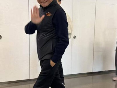 马云重返阿里园区，笑容满面与员工亲切互动