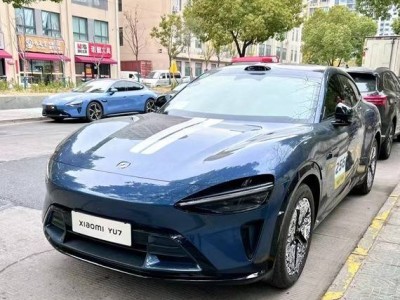 小米YU7真容曝光：蓝色车身科技感爆棚，细节设计引热议
