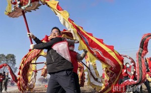 武汉新洲余楼村：舞龙灯会闹新春，传统文化绽放新活力