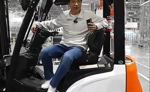 雷军立志学叉车，还要带同事一起玩，叉车大赛即将上演？