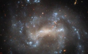 哈勃望远镜捕捉：6000万光年外的UGC 5460螺旋星系壮丽景象
