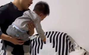 宝宝不认爸妈只亲狗子，家里狗子：带娃生活真沧桑！